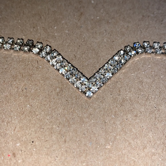 Fabulous vintage V shaped rhinestone necklace. - Picture 7 of 11